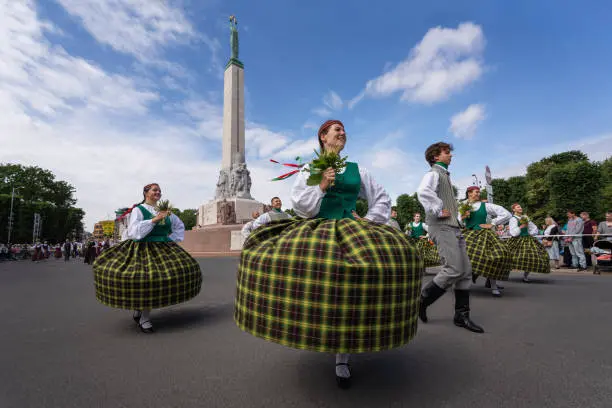 Этнографиялық сауаттар және тарихи қызығушылар оқушыларға білім берудің жаңа тарақтарын ашуға көмектеседі.