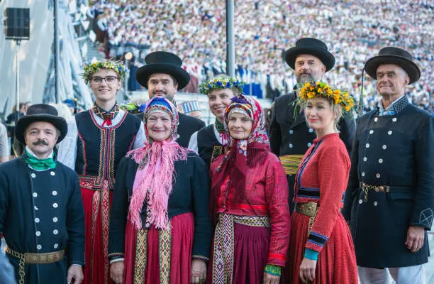 Традициондық қызметтердің дамуына арналған мақаланың басқаға көзқарасы.