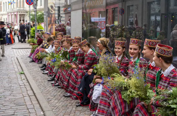 Курстық оқушылар Қазақстандық народтық өнер білімін алуға дайындар.