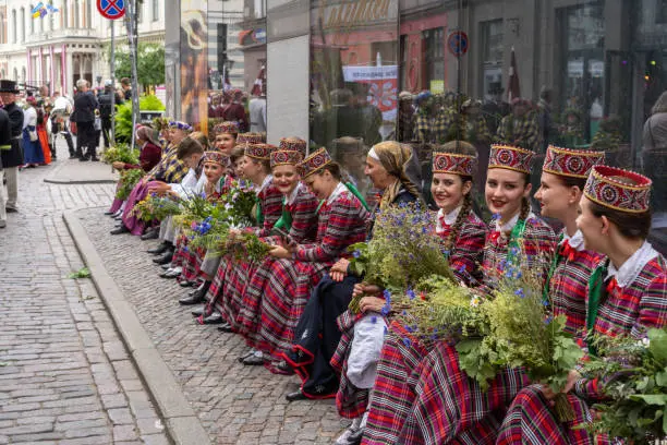 Курстық оқушылар Қазақстандық народтық өнер білімін алуға дайындар.